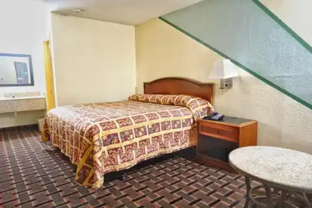 Econo Lodge - 13