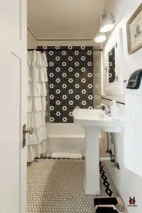 Remodeled 1920s Bungalow & Retro Casita - 30