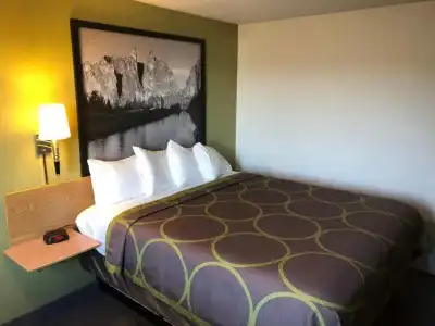 Super 8 Redmond - 14