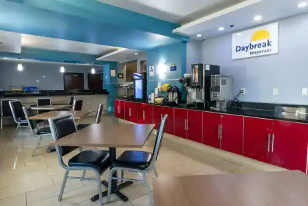 Days Inn & Suites by Wyndham Milwaukee - 12