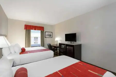 Days Inn & Suites by Wyndham Lakeland - 70