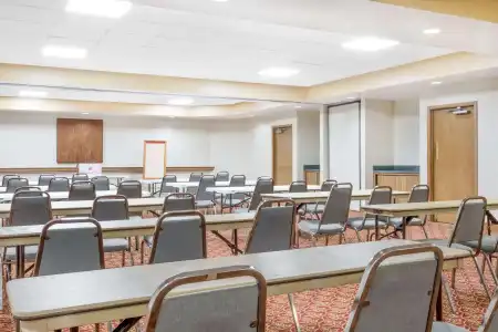 Ramada Macon - 14
