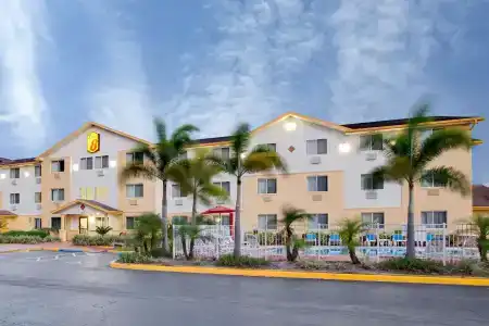 Super 8 by Wyndham Clearwater/St. Petersburg Airport - 10