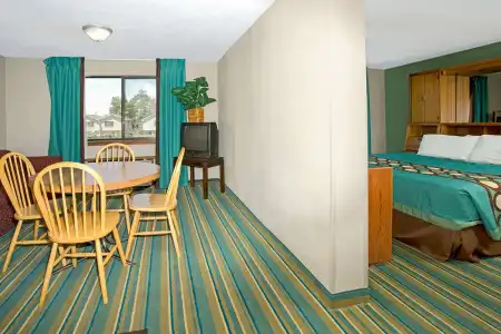 Super 8 by Wyndham Denver Stapleton - 6