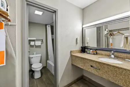 Quality Inn Bowling Green South - 9