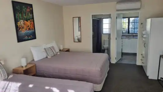Tudor Lodge Motel - 4