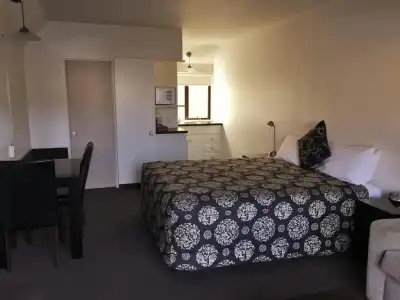 Cable Court Motel - 85