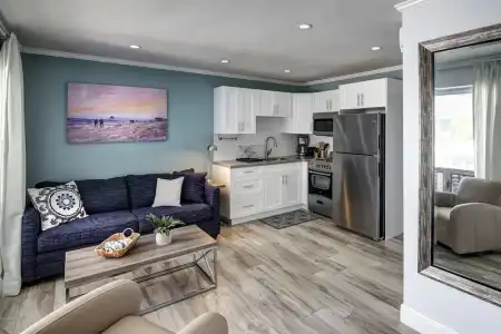 May-Dee Suites - 36