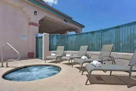 Super 8 by Wyndham Tucson Downtown Convention Center - 6