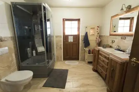 Raven's Bed and Breakfast - 7