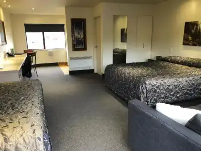 Commodore Motels - 23