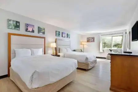 Days Inn by Wyndham Erie - 1