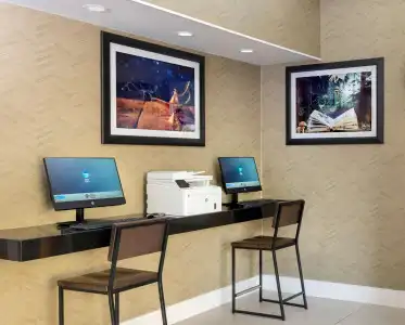 Best Western Plus Raffles Inn & Suites - 2