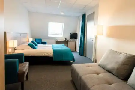 Hotel - 77