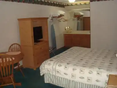 Townhouse Inn & Suites Omaha - 2