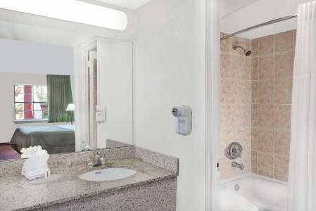 Howard Johnson by Wyndham Ft. Myers FL - 51