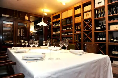 & Restaurant Milan - 15