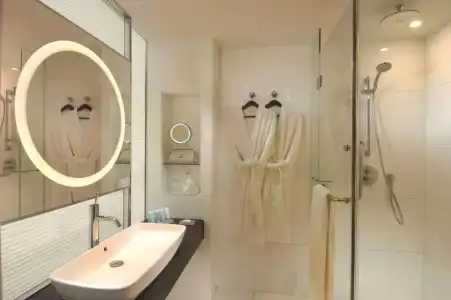 DoubleTree by Hilton Beijing - 42