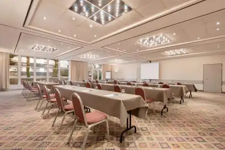 Ramada By Wyndham Bottrop - 9
