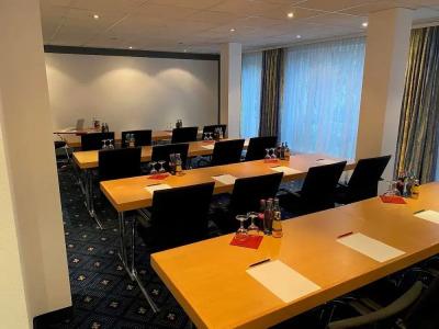 am Schlosspark , Wiesbaden - 10