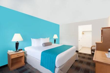 Howard Johnson by Wyndham San Diego Circle - 16