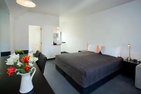 Cable Court Motel - 92