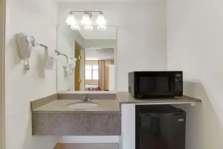 Super 8 by Wyndham Irving/DFW Apt/North - 17