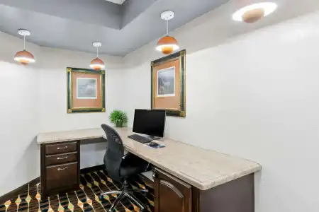 SureStay Plus by Best Western Lubbock Medical Center - 14