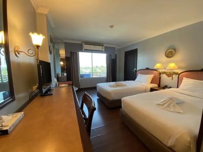 Mayflower Grande Suite - 13