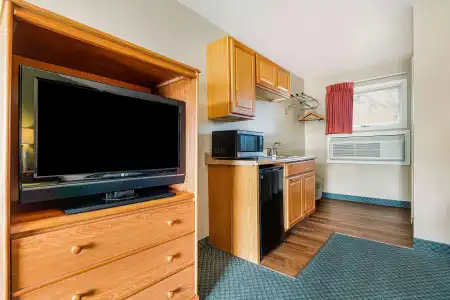 Super 8 by Wyndham Lake George/Downtown - 13