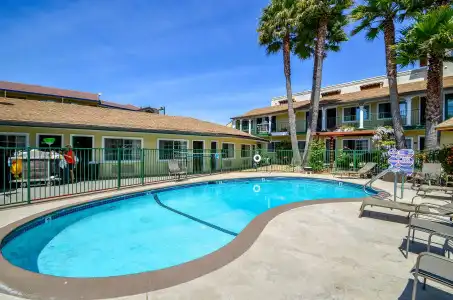 Bay Front Inn - 11
