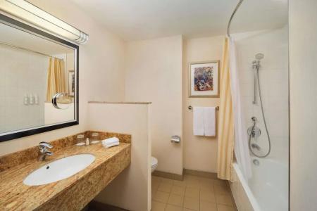 Courtyard by Marriott Prague City - 44