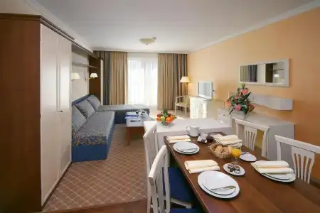 Residence & Club - 48