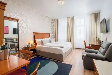 Best Western Plus Celebrity Suites - 79
