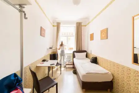 Three Little Pigs Hostel - Your Berlin Castle - 4