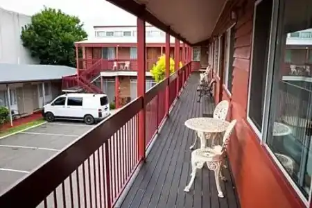 Downs Motel - 84