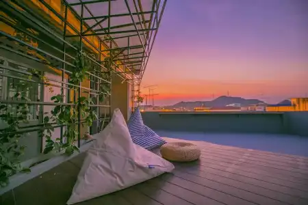 Chedi View Hostel & Rooftop Bar - 11