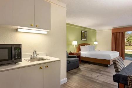 Baymont by Wyndham Daytona Beach/Intl Speedway - 28