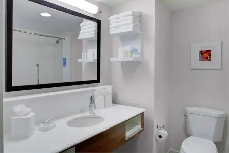 Hampton Inn and Suites Manchester - 8