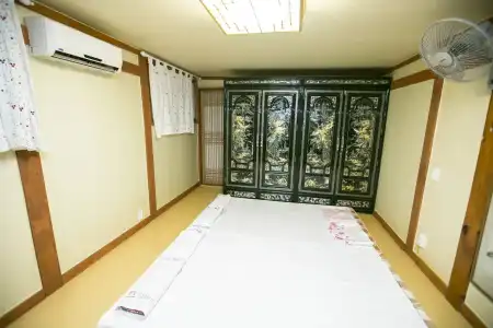 Bukchonmaru Hanok Guesthouse - 1
