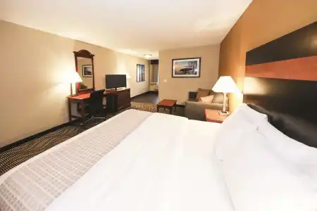 La Quinta Inn by Wyndham Sandusky near Cedar Point - 2