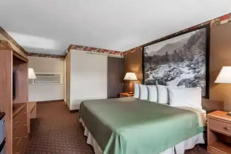Super 8 by Wyndham Lake George/Downtown - 25