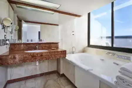 Holiday Inn Nice by IHG - 7