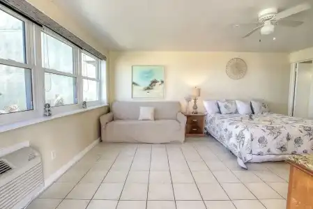 Daytona Shores Inn and Suites - 3