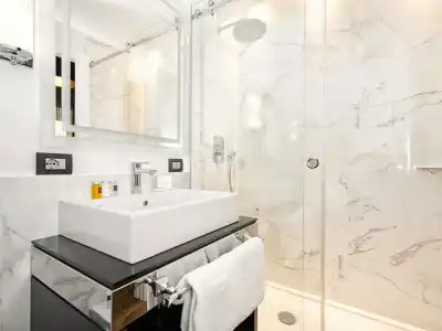 The Independent Suite - 18