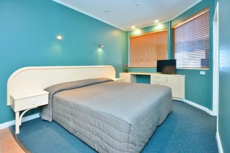 Shoreline Motel - 22