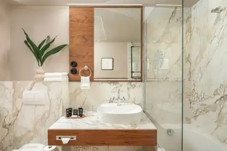 Queen's Court & Residence - 125