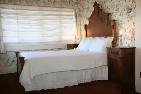 Martine Inn - 1