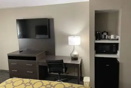 Baymont by Wyndham Topeka - 2