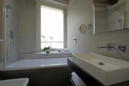 Trevi Palace Luxury Inn - 10